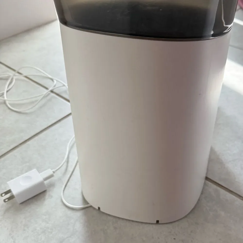 White and‎ Black Dog Feeder with Automatic Dispensing
